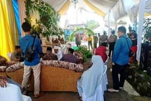 Polsek Cilimus saar membubarkan resepsi pernikahan di Desa Sampora.